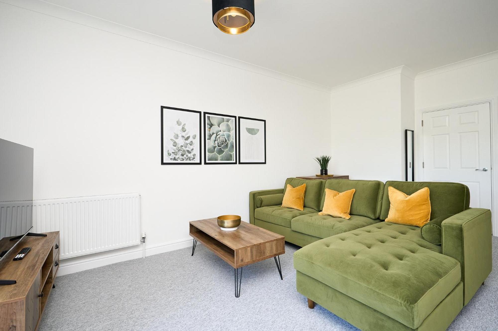 Spacious 1 Bed Apt - Stunning Views & Private Parking - 5 Mins To Beach - Dog Friendly - Close To Ventnor, Shanklin & Sandown - Ideal For Friends, Families & Business Travellers - Sleeps Up To 4 Guests - Managed By "Greenstay Serviced Accommodation" Bonchurch Exterior photo